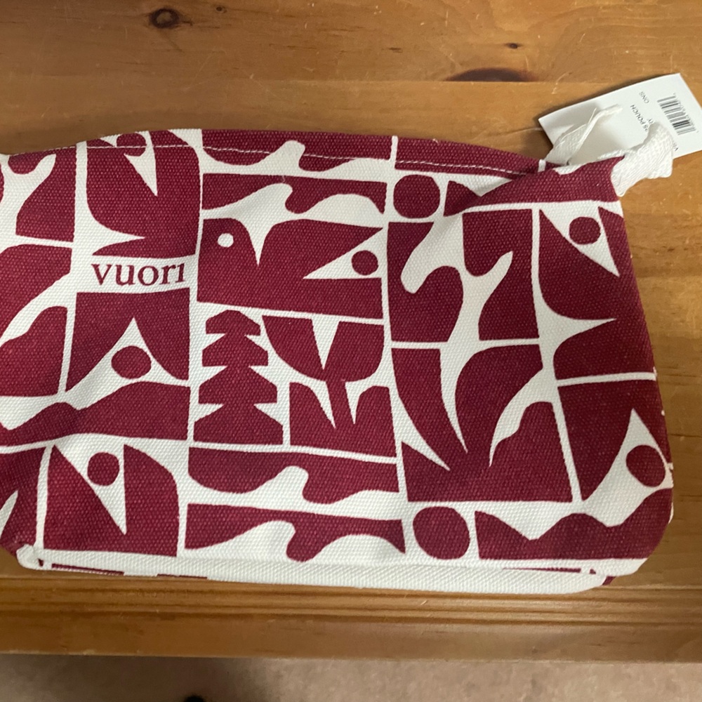 NWT Vuori Holiday 202 Strawberry and White Pouch